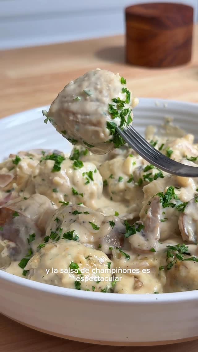 👀 Albóndigas de Pollo Cremosas con Salsa de Champiñones