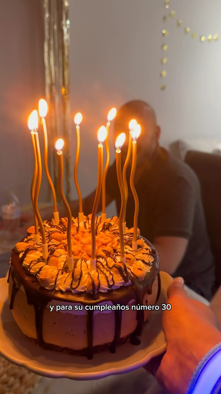 El final casi me hace llorar! 🥹 Celebrando los 30 de mi esposo con una cena mágica sin azúcar bajo las estrellas ✨ Desde Baileys sabor a Reeses hasta Bizcocho de Chocolate con Avellanas - ¡todos sus favoritos hechos completamente bajos en carbohidratos! 🎂 ¡Las recetas vendran pronto! #sinazucar #prediabetes #bajoencarbohidratos