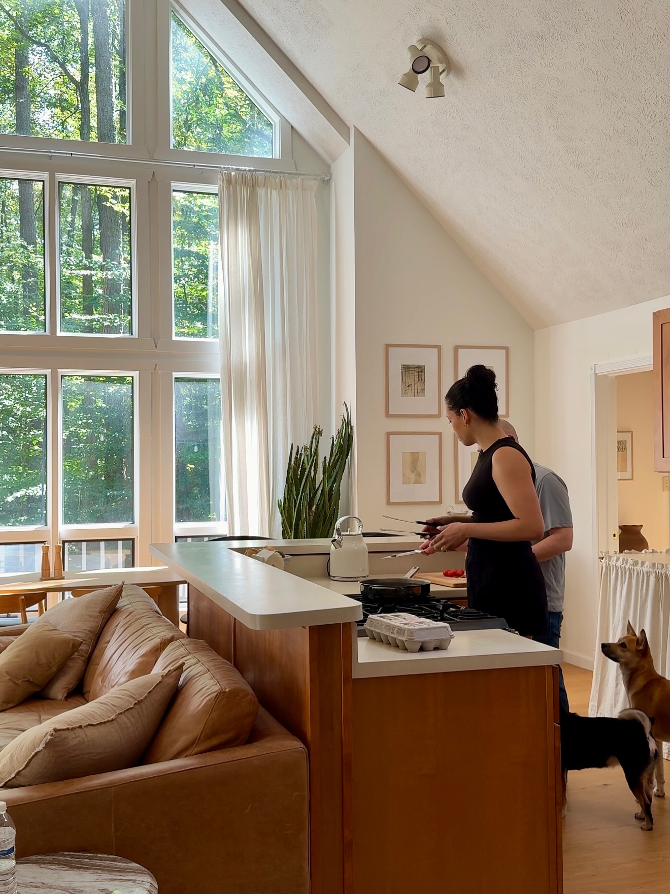 Empezando nuestra luna de miel/ aniversario con un día súper relajante en este hermoso Airbnb @staynamu.va ☕️🍳✨💛