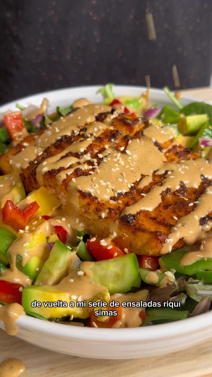 🍣 Ensalada de Salmón con Aderezo de Soya y Chile 🌶️
