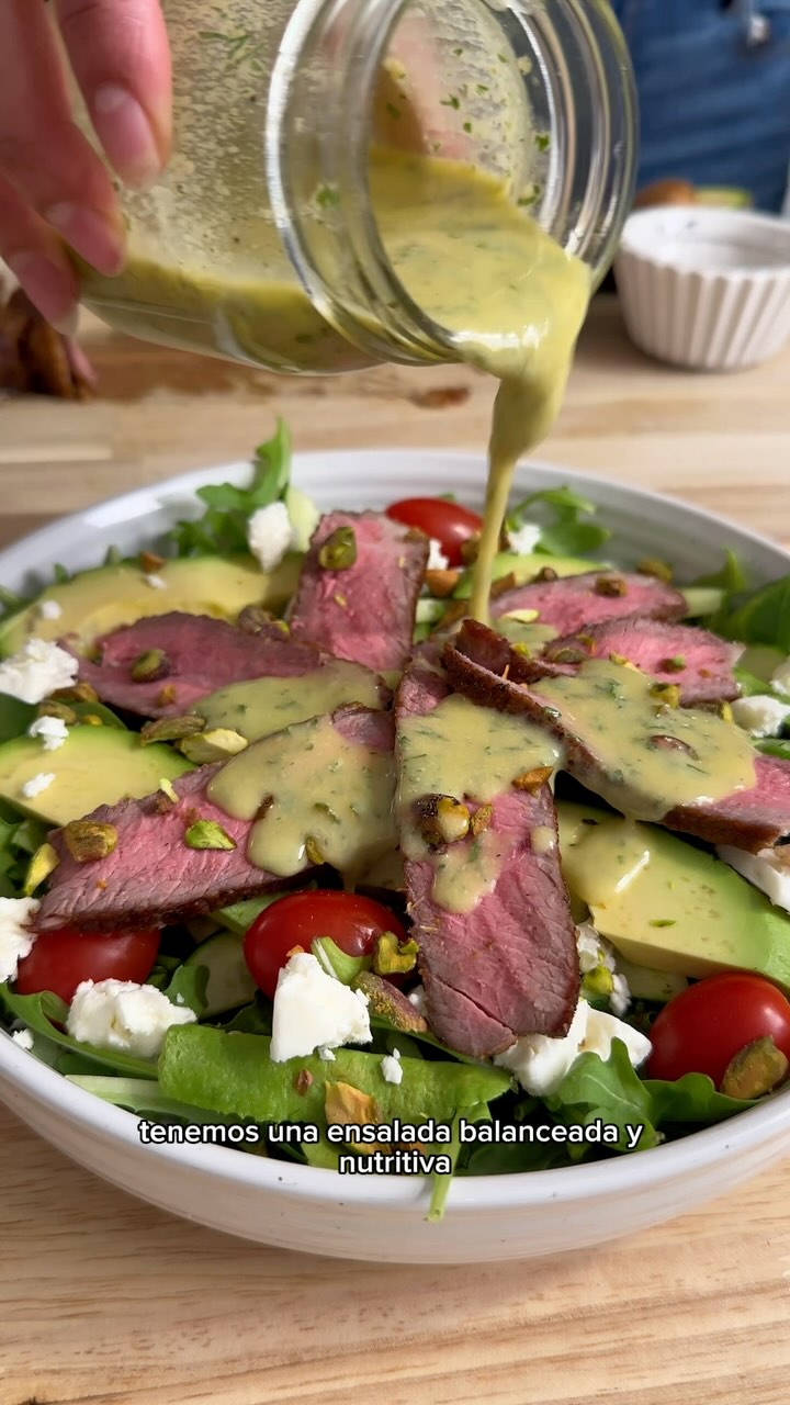 🥩 Ensalada de Steak Ribeye con Aderezo de Hierbas