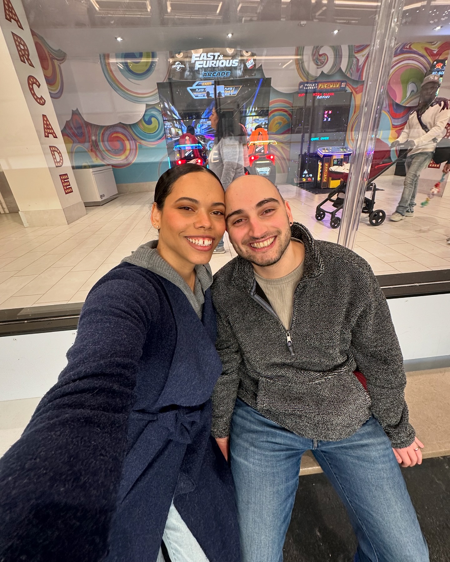 Mi esposo anda de cumpleaños!!! 🎉 Ayer empezamos las celebraciones yendo a su restaurante favorito @thecastironpot 💕 luego a @therinkad y terminamos en las películas ☺️