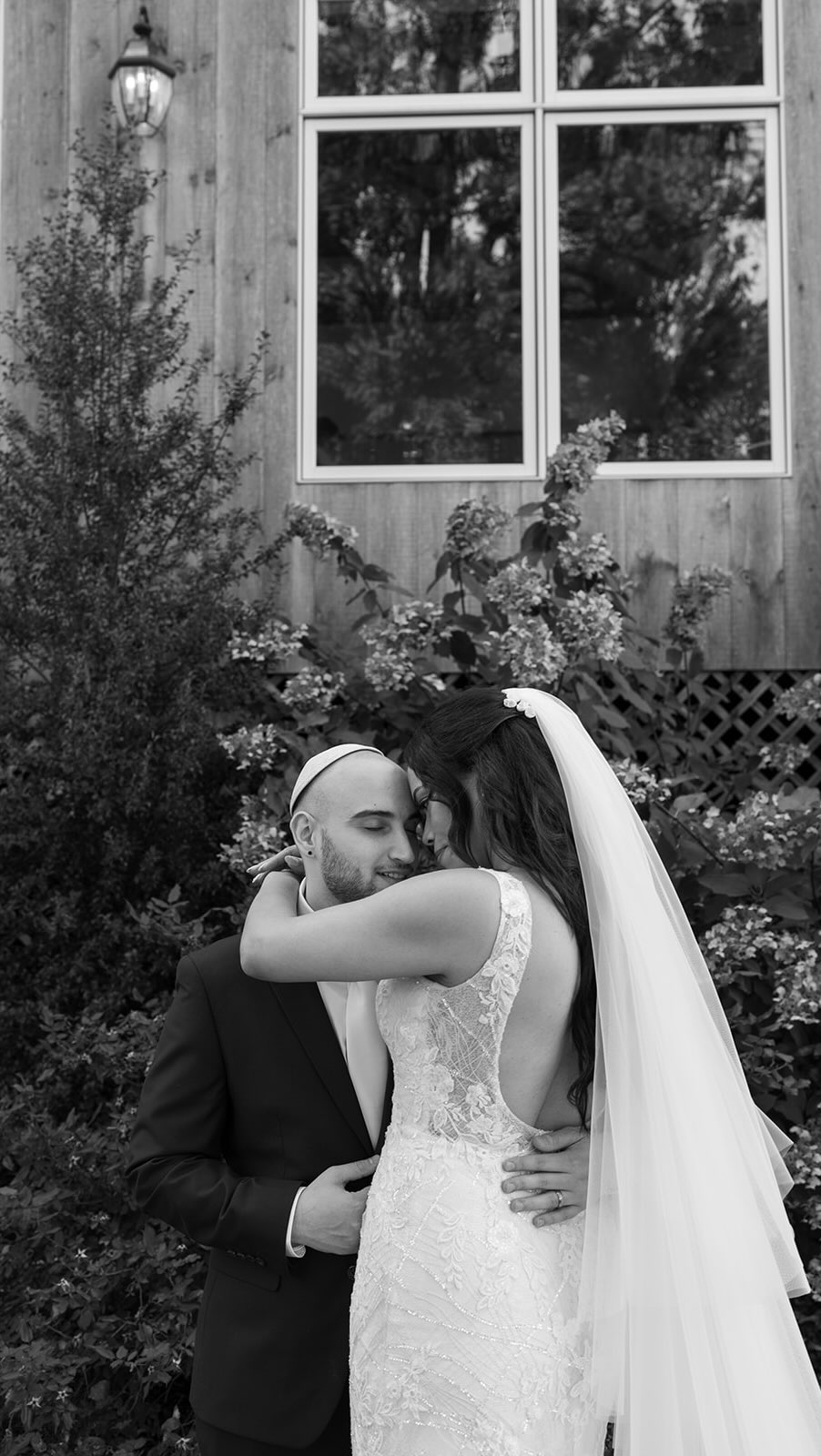 No puedo creer que ya han pasado 6 meses de este día tan especial para nosotros! 🥹💕 Aquí les dejo un cantito de nuestro video de boda. Nos disfrutamos cada parte de nuestro día gracias a familiares y amigos que compartieron este día tan especial con nosotros y nos ayudaron muchísimo a hacer este sueño realidad!  No tuvimos videografo de bodas pero gracias a la talentosa @album.worthy que capturó nuestro día con su teléfono pudimos montar nuestro propio video 🥰  #weddingvideo