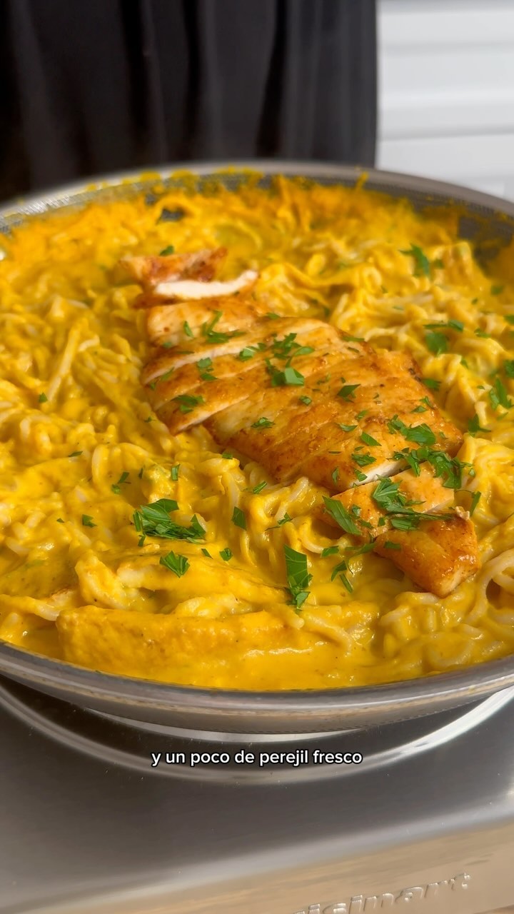 🍗🍝 Pasta con Salsa de Calabaza y Pollo en Una Sartén