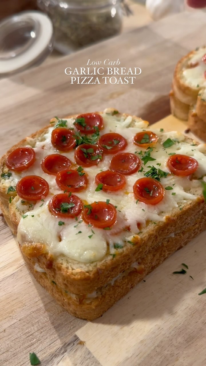 😮After 40 million views on the Pizza Lava Toast, I received many requests to make a garlic bread version of this easy snack. It’s got the crunch, the saucy center, and the garlicky flavor we all love. Enjoy!