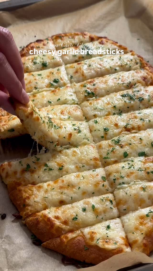 🥖🧀 Cheesy Garlic Breadsticks