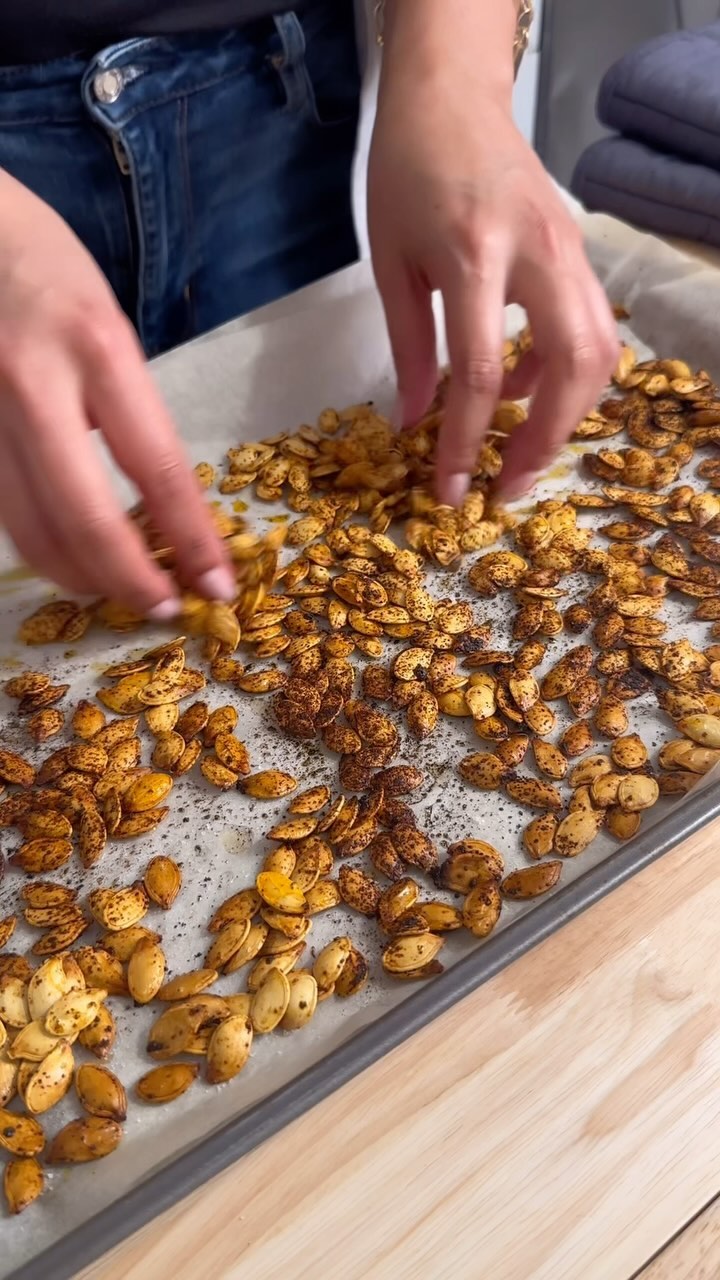 🎃 Crispy Garlic-Paprika Pumpkin Seeds