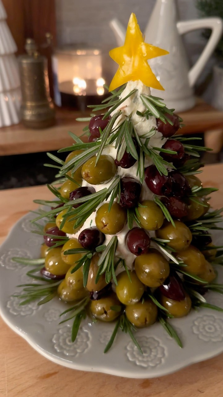 Decided to try out the viral 🎄Christmas tree cheeseball by @kitchenachim and it turned out so good!! Recipe in his page ✨💕 #viralrecipes #lowcarbrecipes