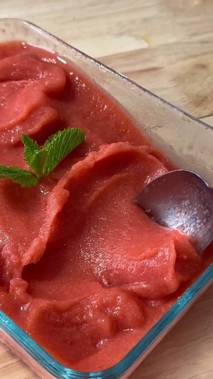 Easy sorbet for the summer heat 🍓💕