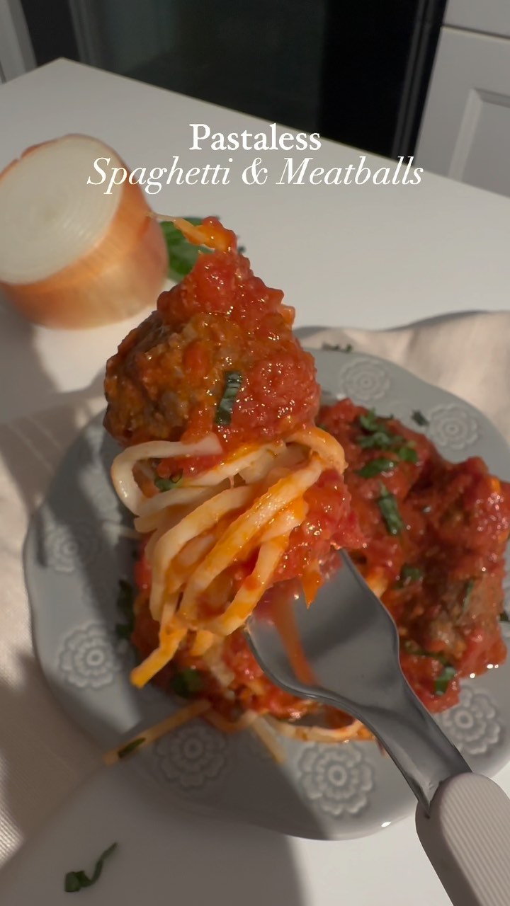 Enjoy this pastaless spaghetti and meatballs! 🍝