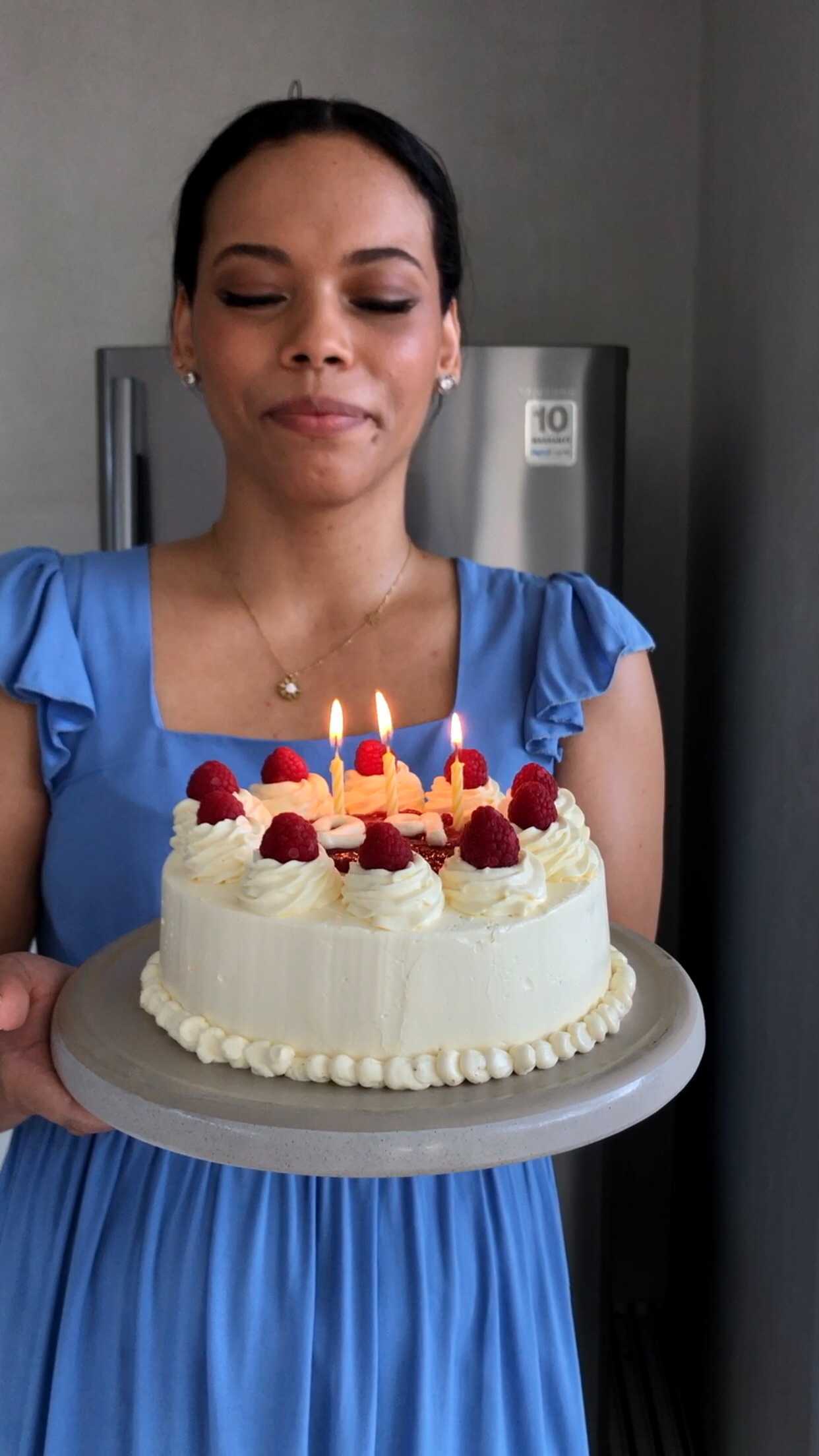 🎂🥳Every year I make my own birthday cake and this year to celebrate the last year in my 20’s I decided to make a delicious vanilla sponge, mascarpone buttercream, and raspberry jam treat. It turned out sooo good! 💕