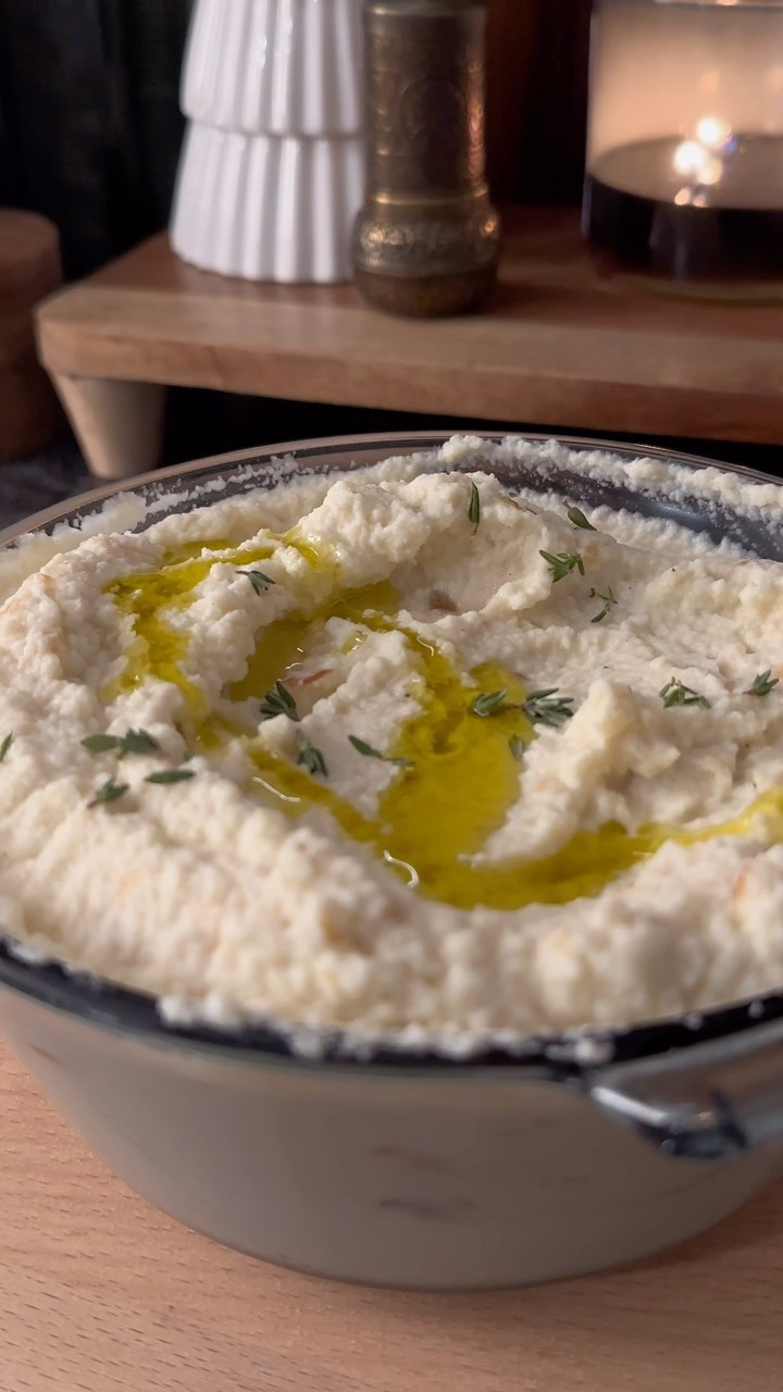 Extra creamy garlic confit cauliflower mash 🤤💕