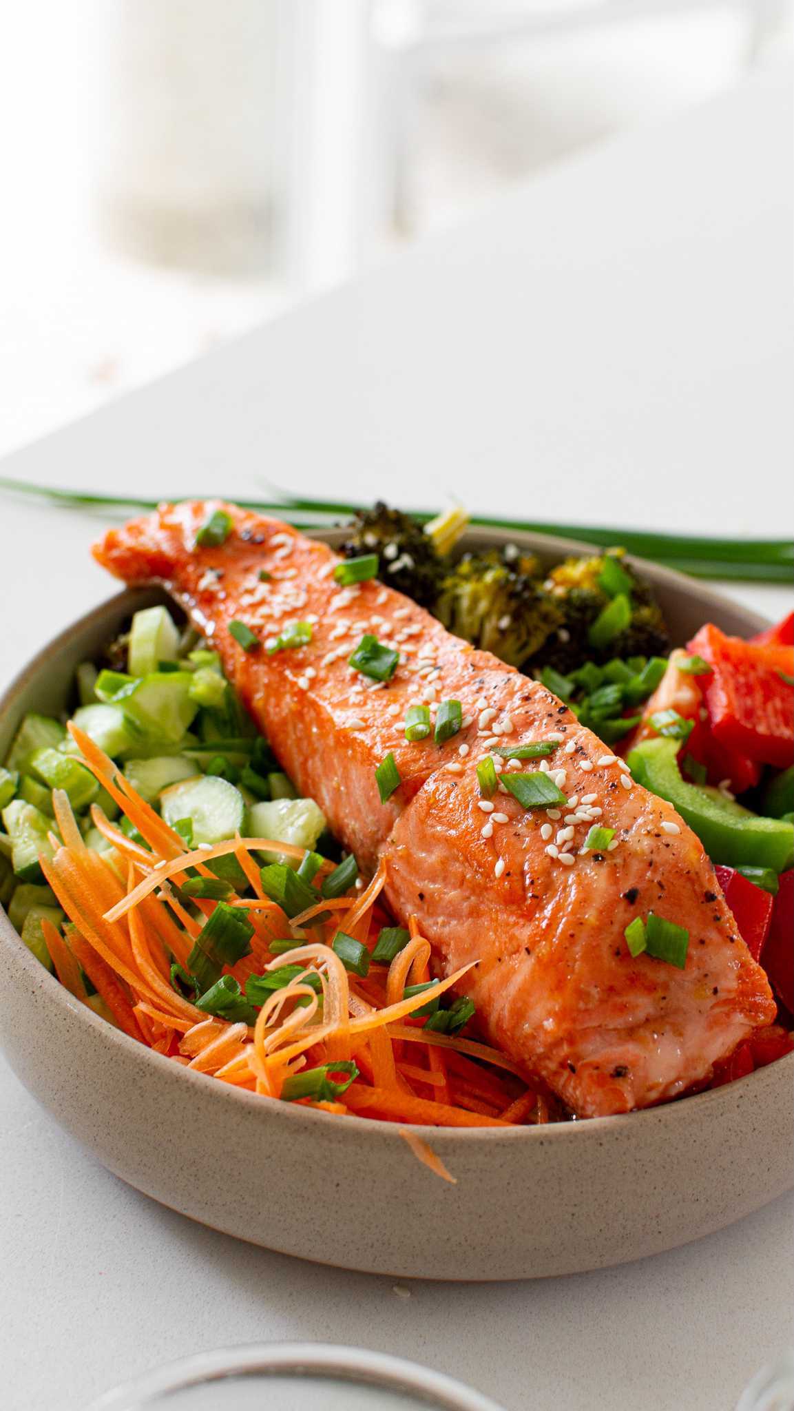 Fresh salad with a deliciously pan-fried salmon 🤤