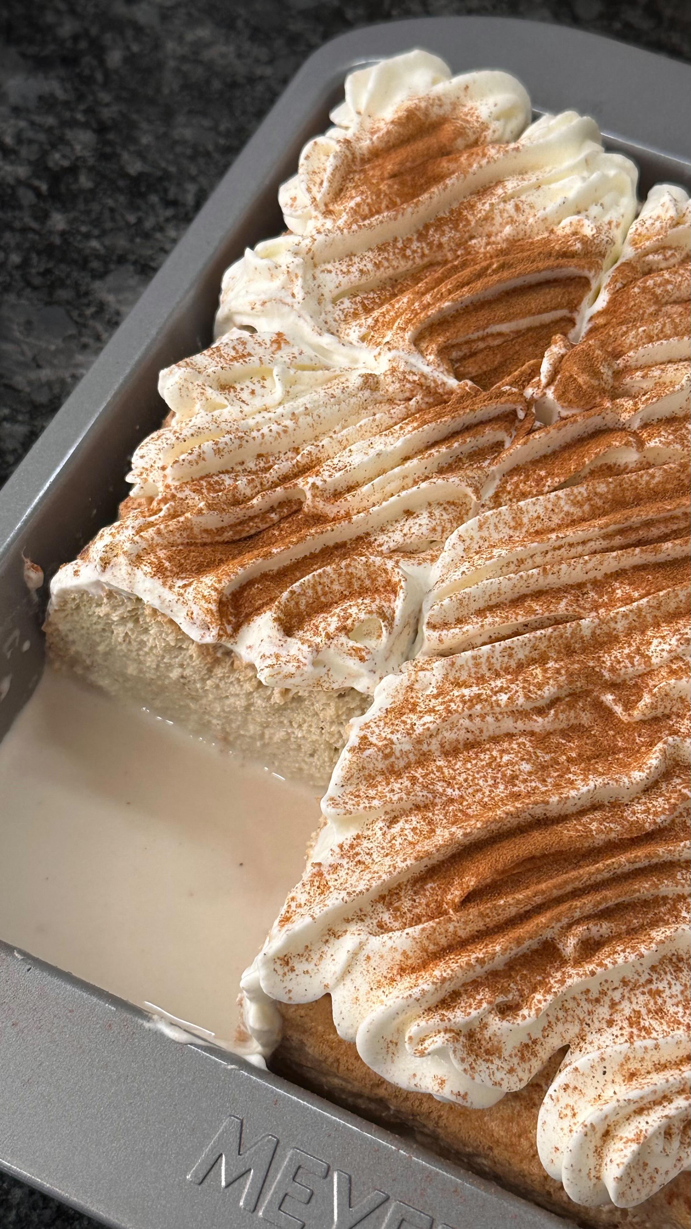🎄I grew up drinking coquito from my abuela’s kitchen and this cake makes my heart so warm and happy! 🎅