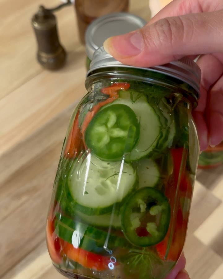 🥒 I have an obsession with sweet & spicy pickles so of course I had to make a sugar free version! 🤤