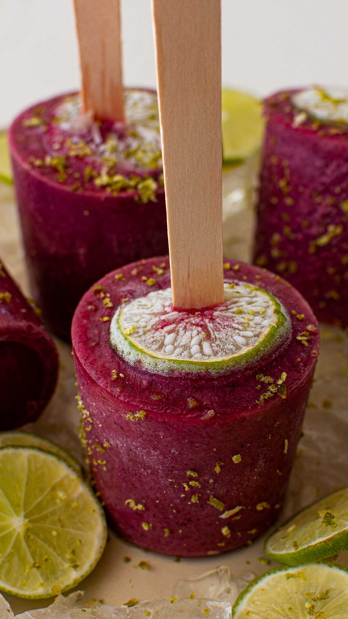 If you’re trying to fight the heat 🥵 with something sweet and delicious, these popsicles are just what you need!