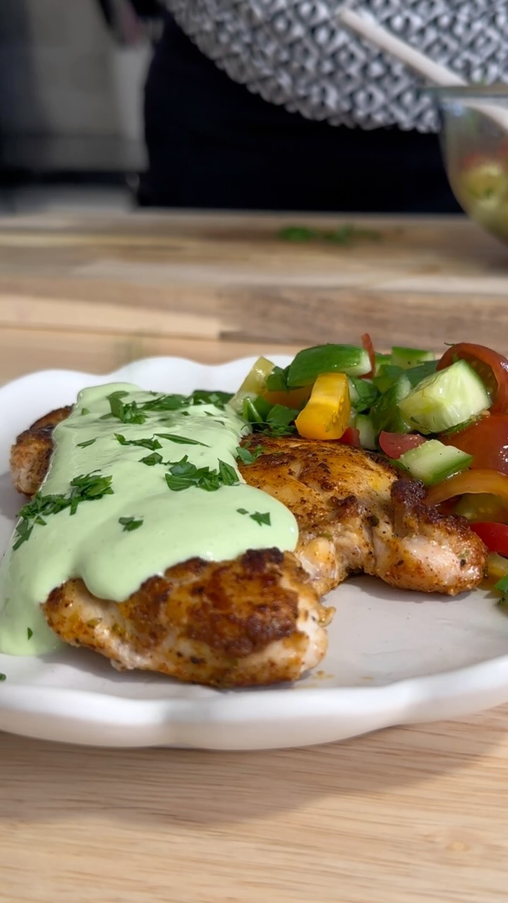 🤤 Juicy Chicken Breasts with a Creamy Sauce and Fresh Salad