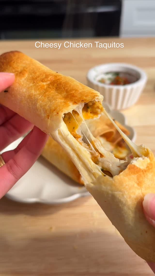 🌮 Low-Carb Cheesy Chicken Taquitos