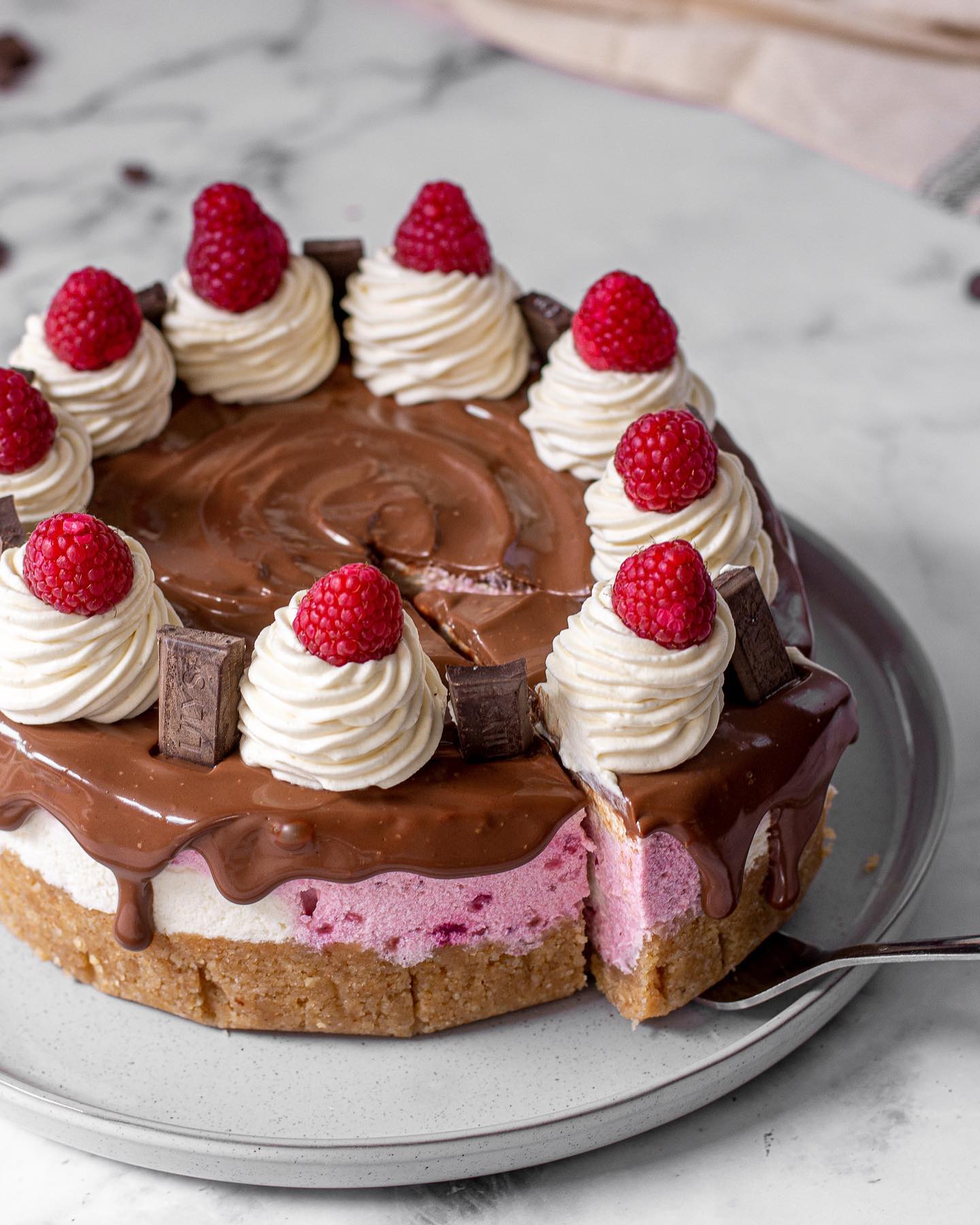 🍫No-bake chocolate raspberry cheesecake with a silky smooth ganache!