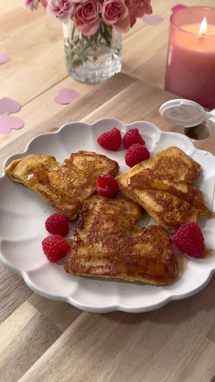 💕Nothing says “I love you” more than heart-shaped breakfast in bed 💕