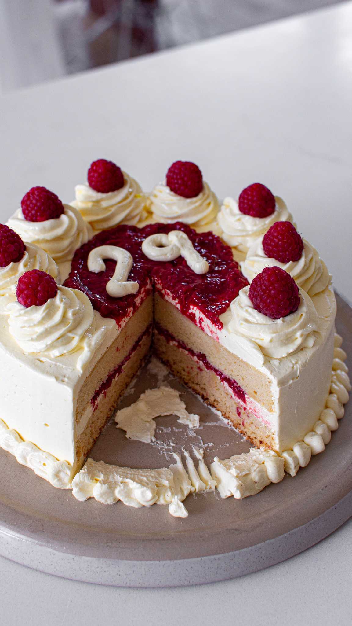 🎂💕 The mascarpone buttercream with raspberry jam was a match made in heaven!