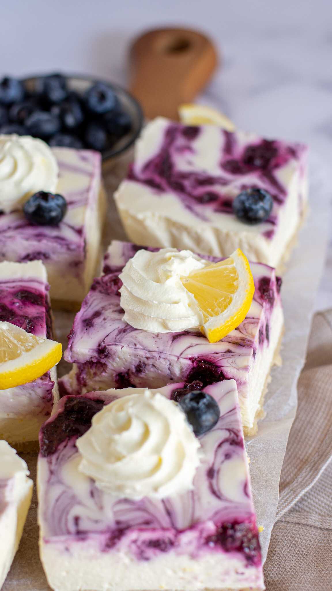 🫐🍋 These no-bake lemon blueberry cheesecake bars are packed with vibrant spring flavor and delicious creamy cheesecake!