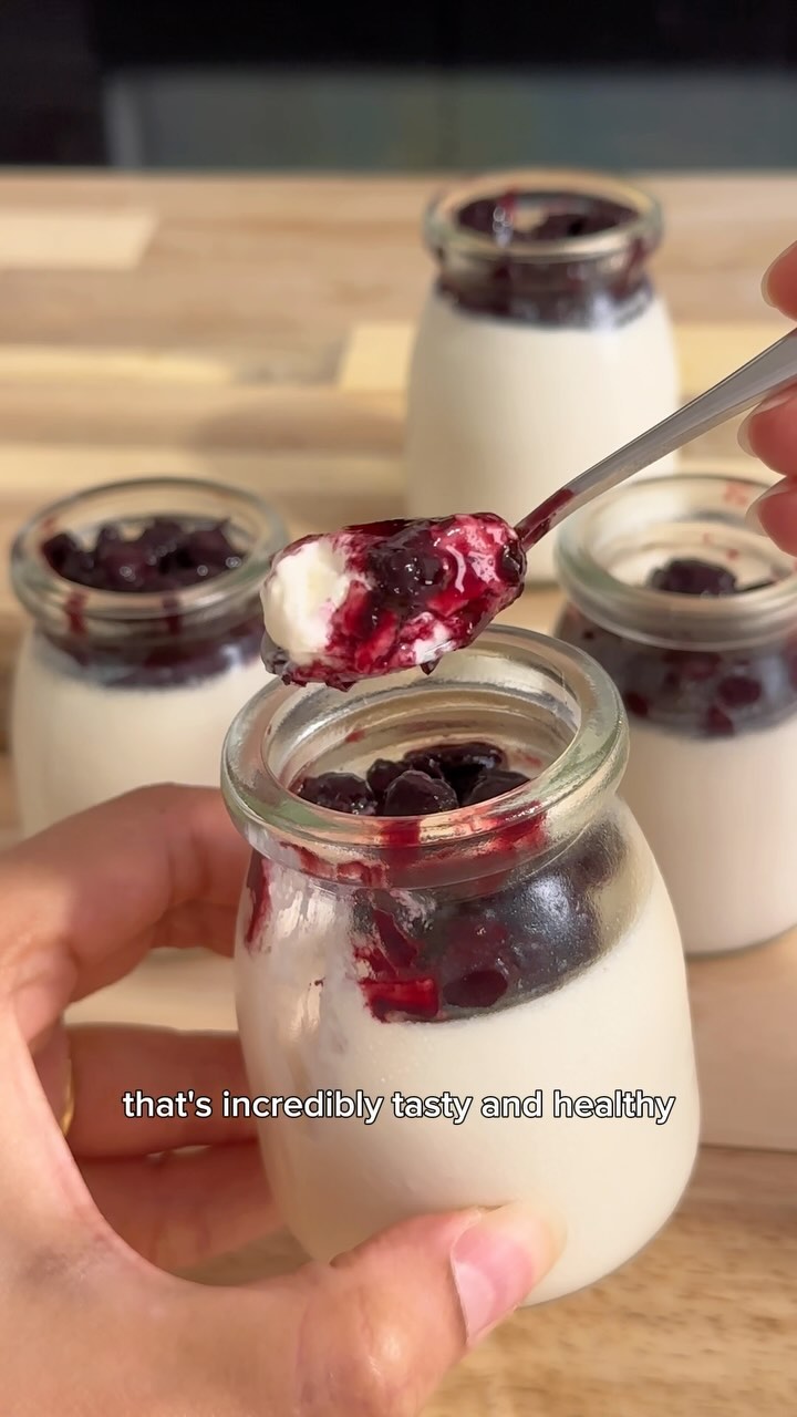 This panna cotta with blueberry compote is such a great low carb treat! 🫐💕