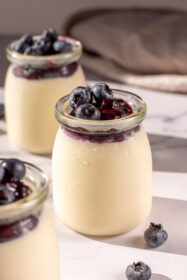 sweetketolife.com-panna-cotta-with-blueberry