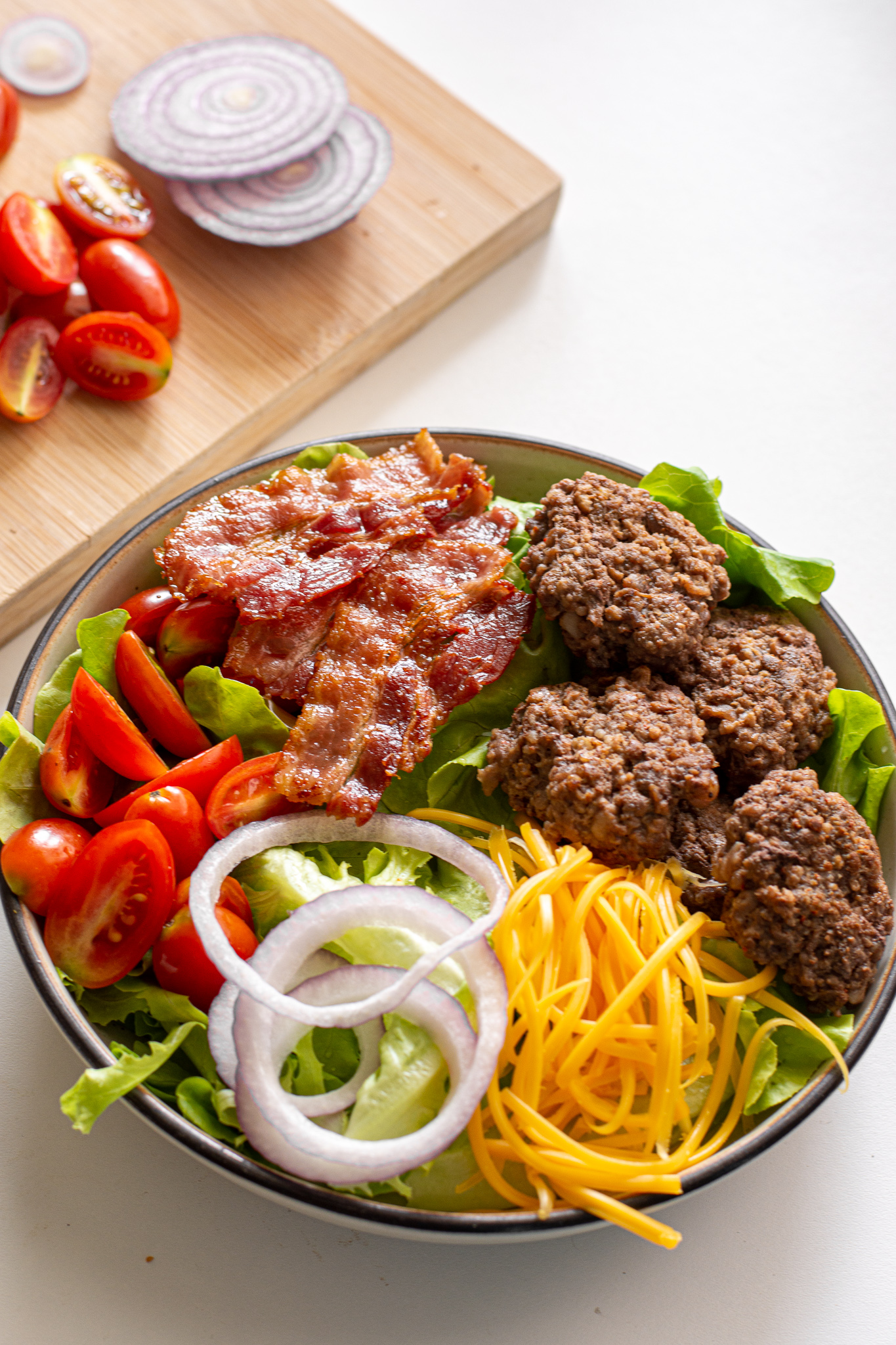 sweetketolife.com-burger-salad-keto